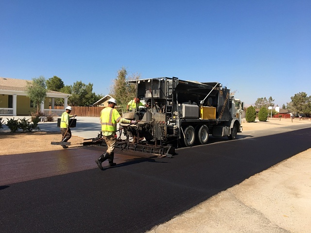 Slurry Seal - технология нанесения покрытия из битумной суспензии (как с полимерной модификацией, так и без неё) на существующий асфальт